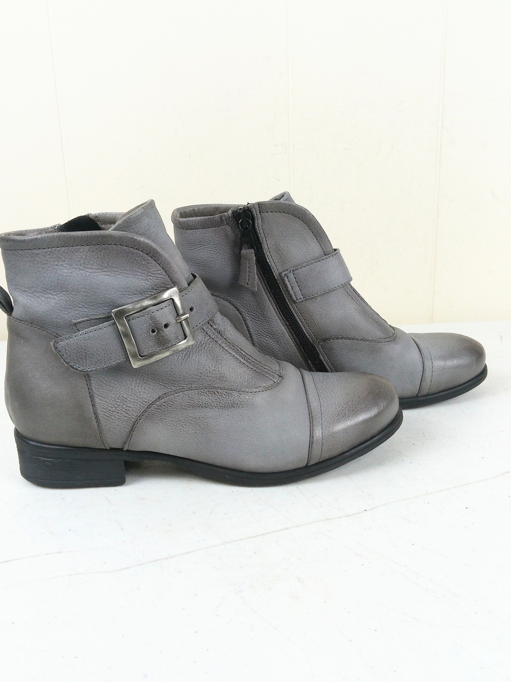 Miz Mooz Women’s Gray Leather Ankle Boots with Buckle Size 38 US 7.5-8 Side Zip